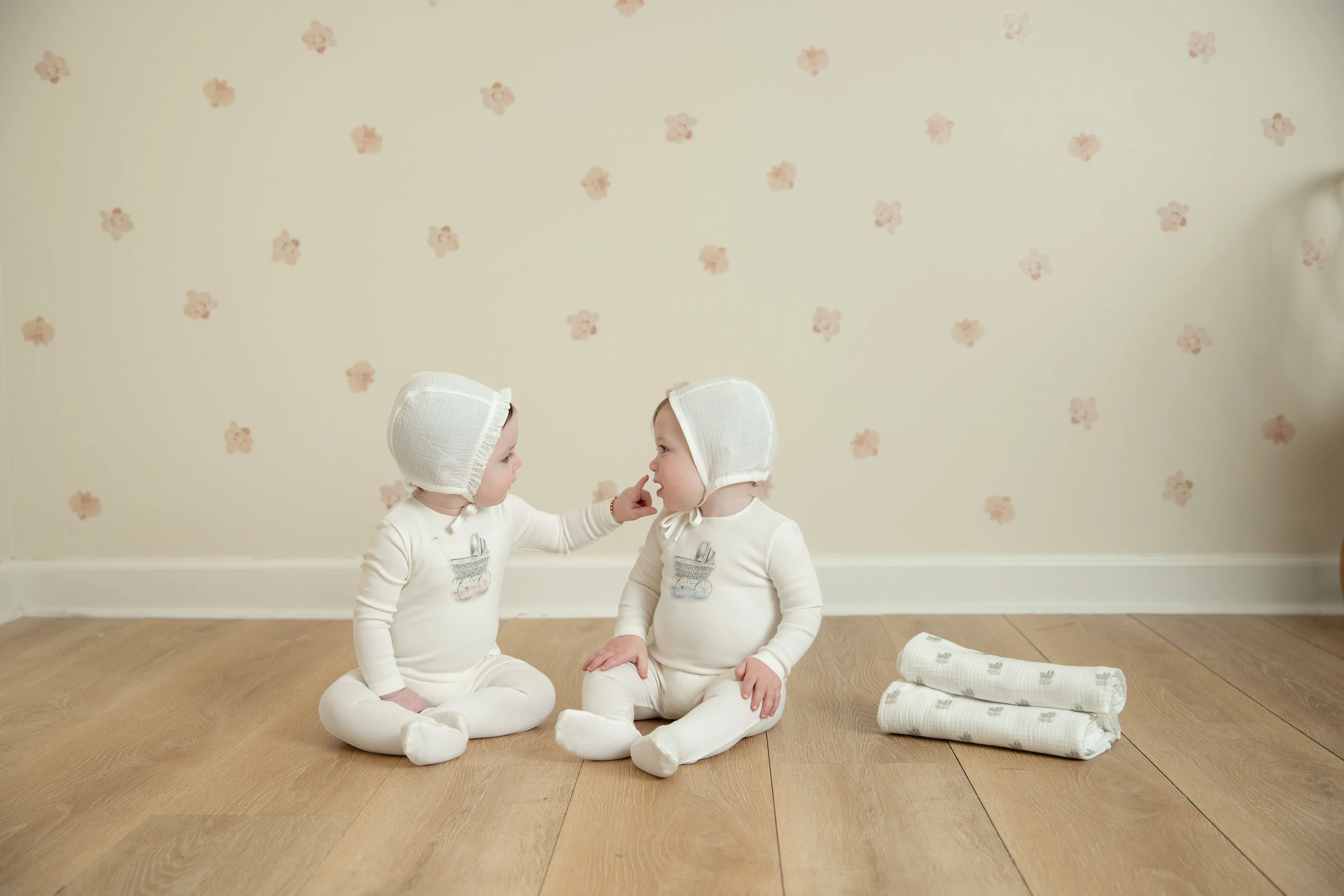 BEE & DEE 2PC CARRIAGE PRINT FOOTIE   BONNET SET