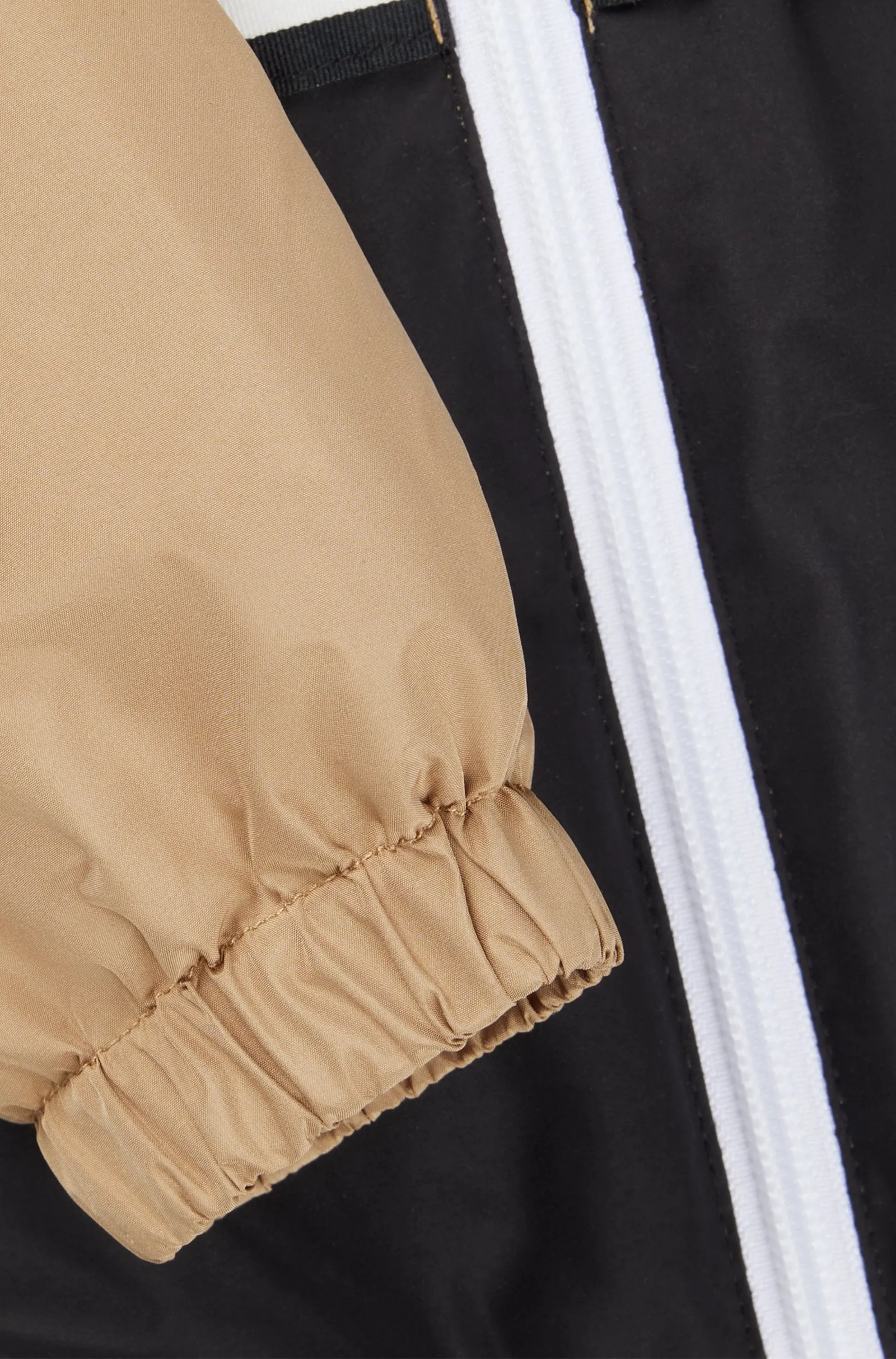 KIDS WATERPROOF HOODED WINDBREAKER JACKET WITH STRIPES AND LOGO